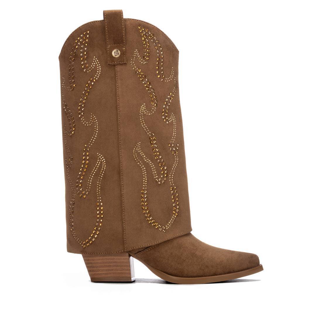 Bota texana XTi taupe em antelina com tachas douradas, vista lateral