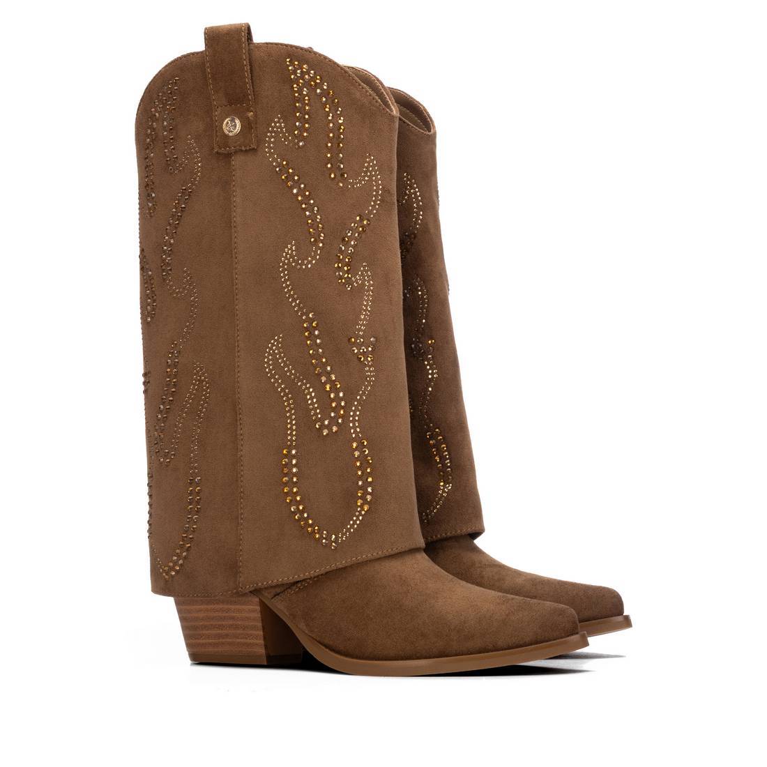 Bota texana XTi taupe em antelina com tachas douradas, par em vista frontal em ângulo