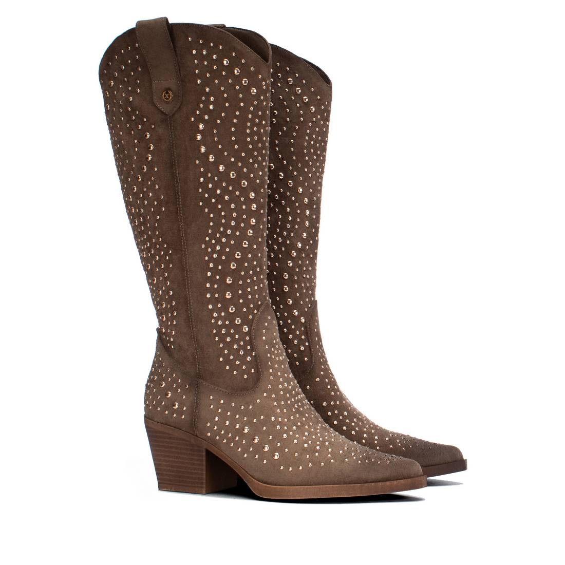Bota texana XTi taupe em antelina com tachas metálicas, par em vista frontal em ângulo