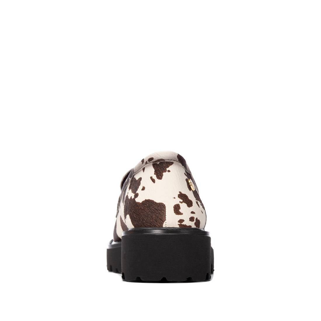 Mocassim Xti padrão vaca visto por trás, com sola tratorada preta