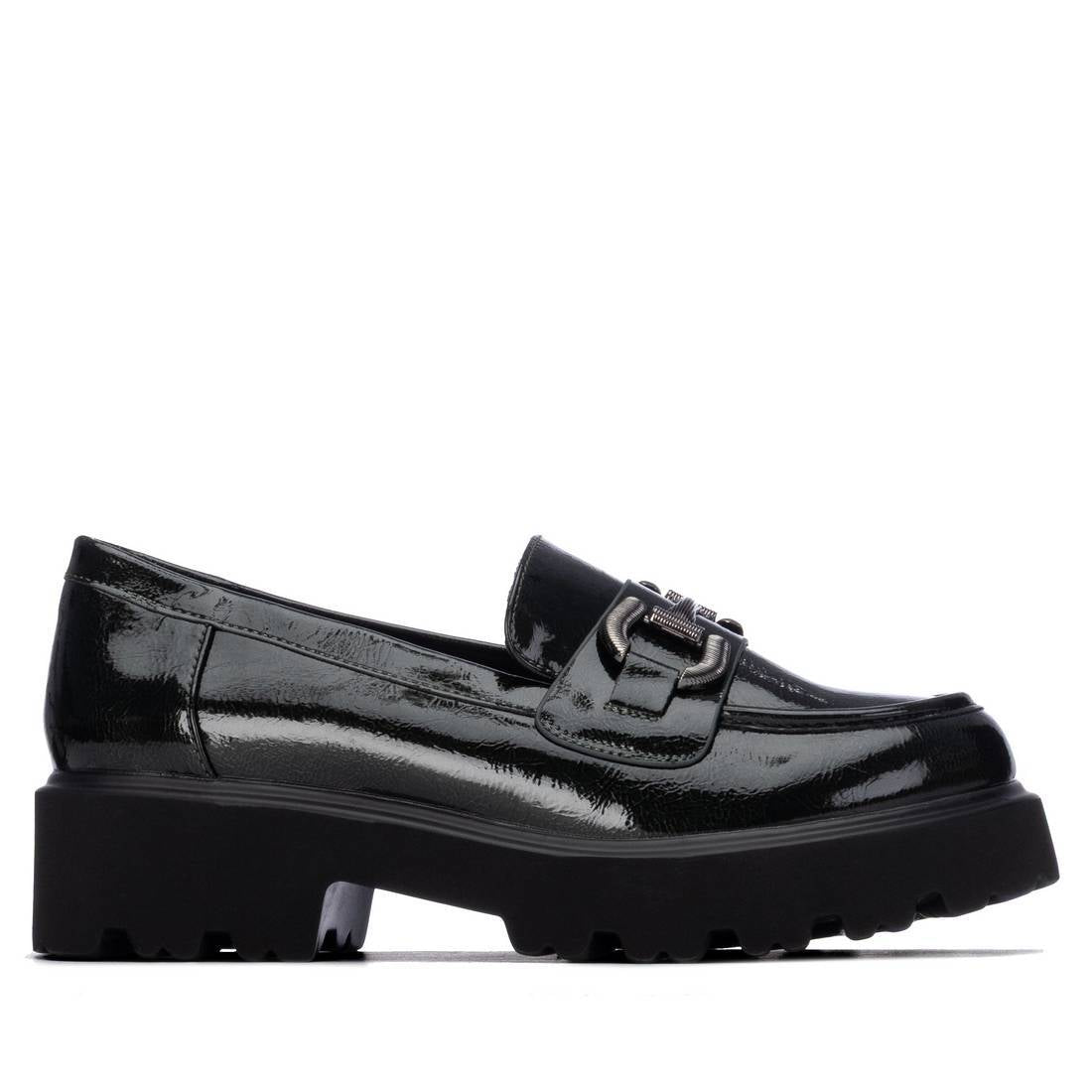 Mocassim XTi em verniz kaki com adorno metálico e sola plataforma, vista lateral exterior sobre fundo branco