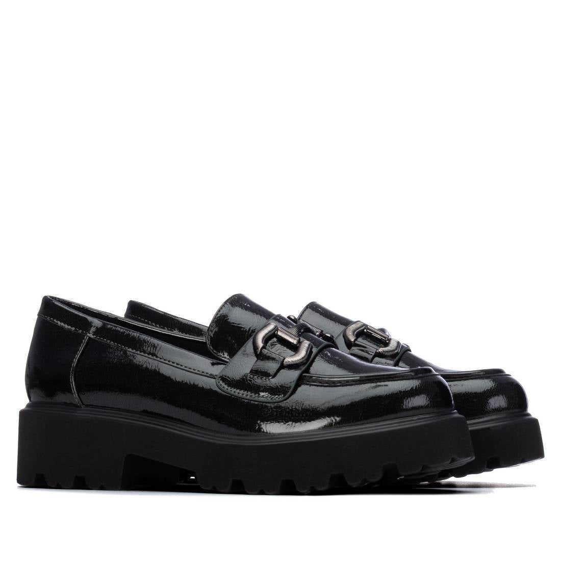 Par de mocassins XTi em verniz kaki com adorno metálico e sola plataforma