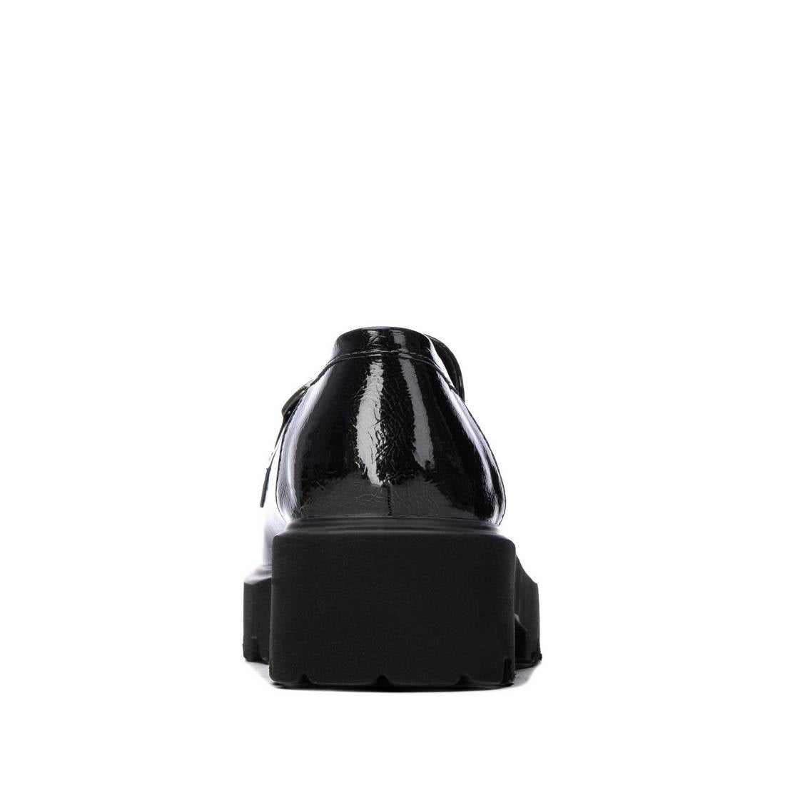 Mocassim XTi em verniz kaki visto por trás, com plataforma de 5 cm