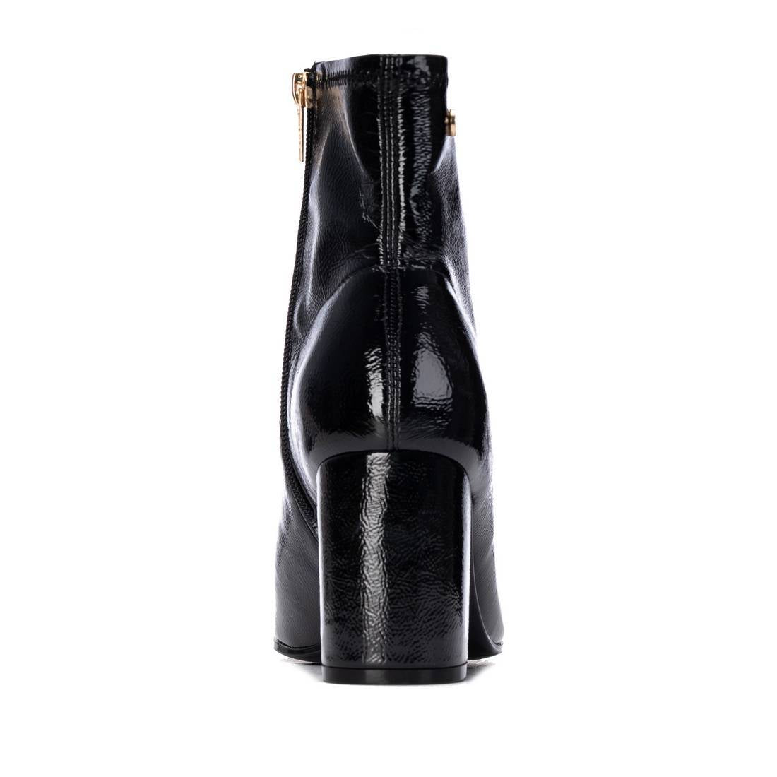 Botim XTi preto em verniz, vista de trás com tacão de 8 cm e fecho de correr