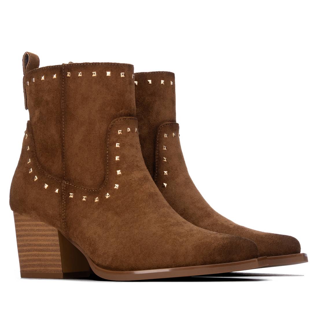 Botim XTi camel em antelina com apliques metálicos, par em vista frontal em ângulo