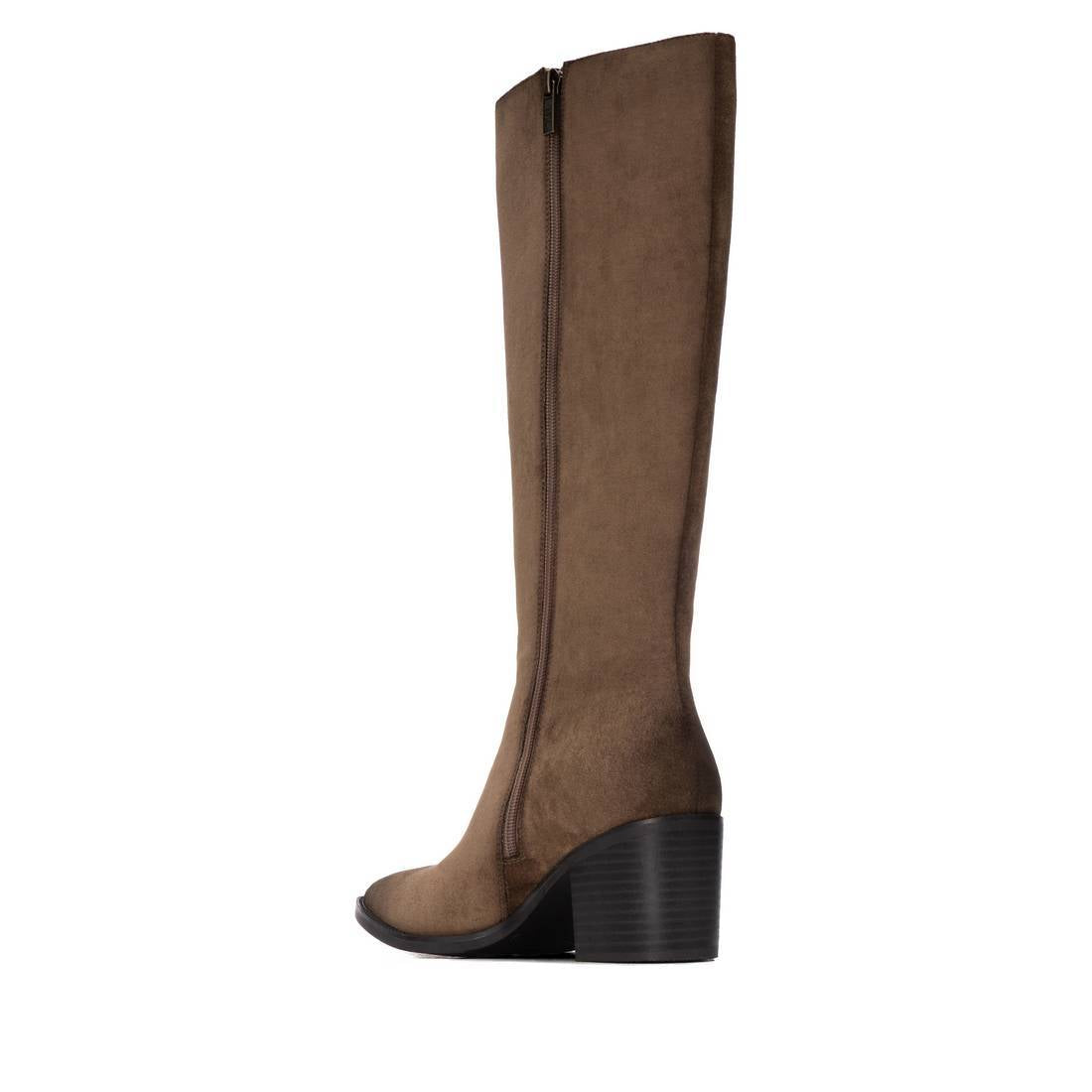 Bota XTi taupe em antelina, vista lateral com fecho de correr interior