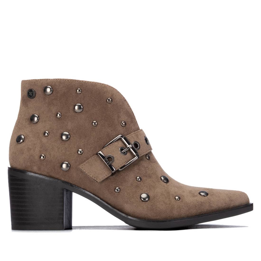 Botim XTi taupe em antelina, vista lateral com tachas metálicas, fivela decorativa e tacão largo de 7 cm