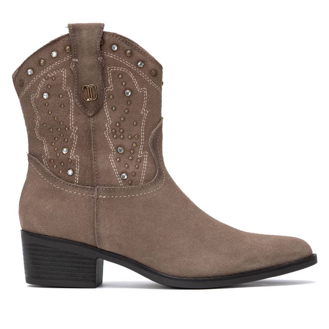Botim texano Carmela em camurça taupe com tachas metálicas e tacão de 4 cm, vista lateral exterior sobre fundo branco