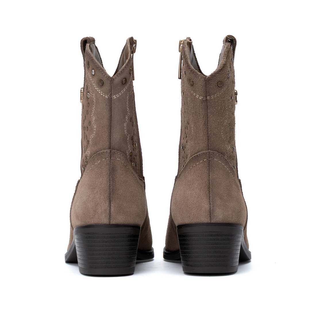 Par de botins Carmela em camurça taupe vistos por trás, com tacão preto de 4 cm