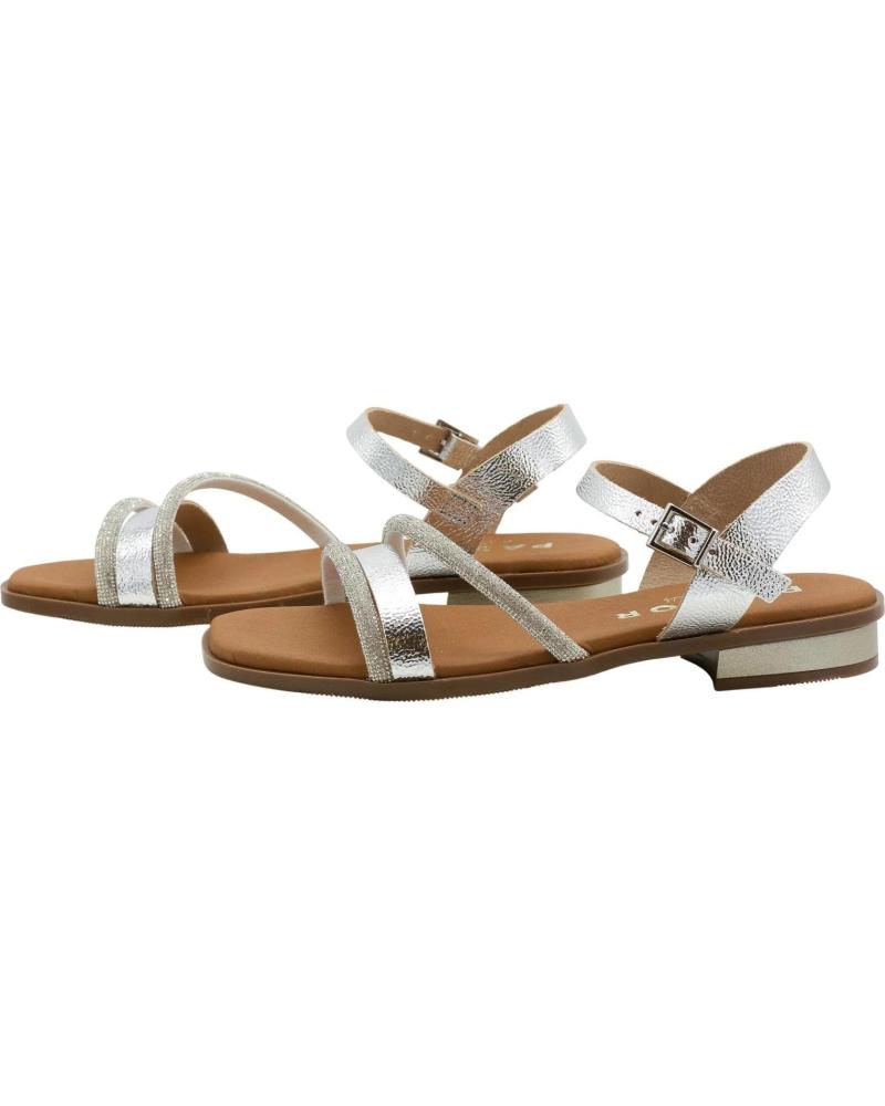 Par de sandálias Oh My Sandals 5871 prata, vista diagonal lateral sobre fundo branco: detalhe da construção das tiras, palmilha camel e acabamento do salto laminado
