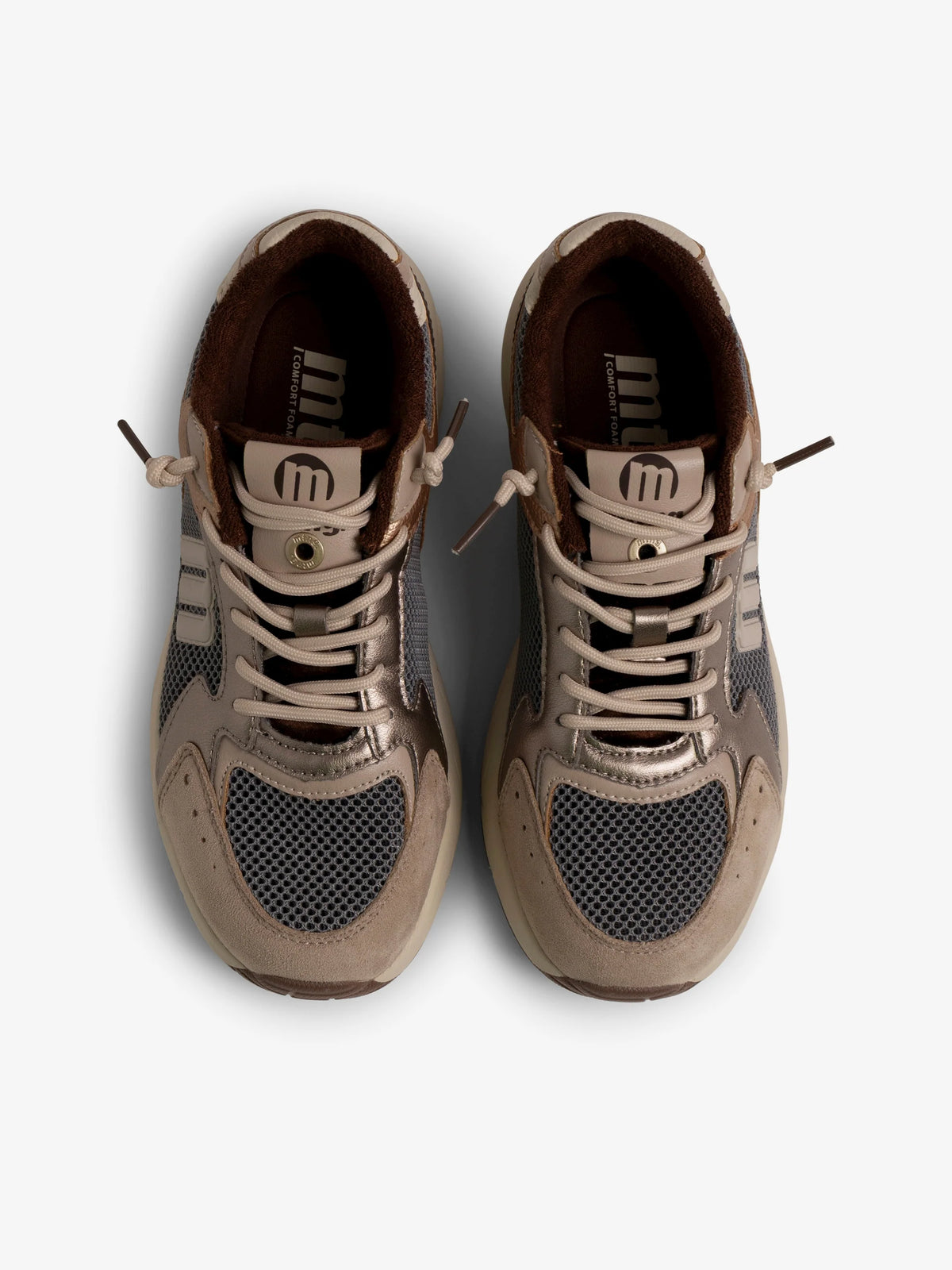 Par de Sapatilhas Femininas Electra Mustang, vista de cima em fundo neutro, mostrando os atacadores elásticos