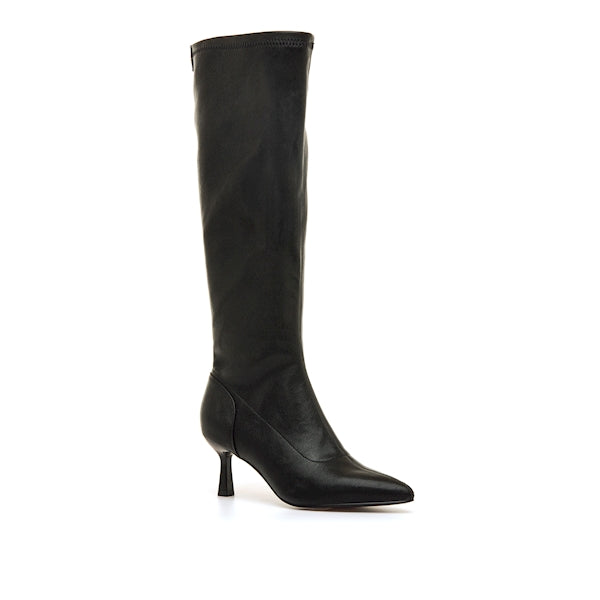 Bota de cano alto Mariamare preta em pele sintética elástica, vista lateral com bico fino e salto fino médio, em fundo branco