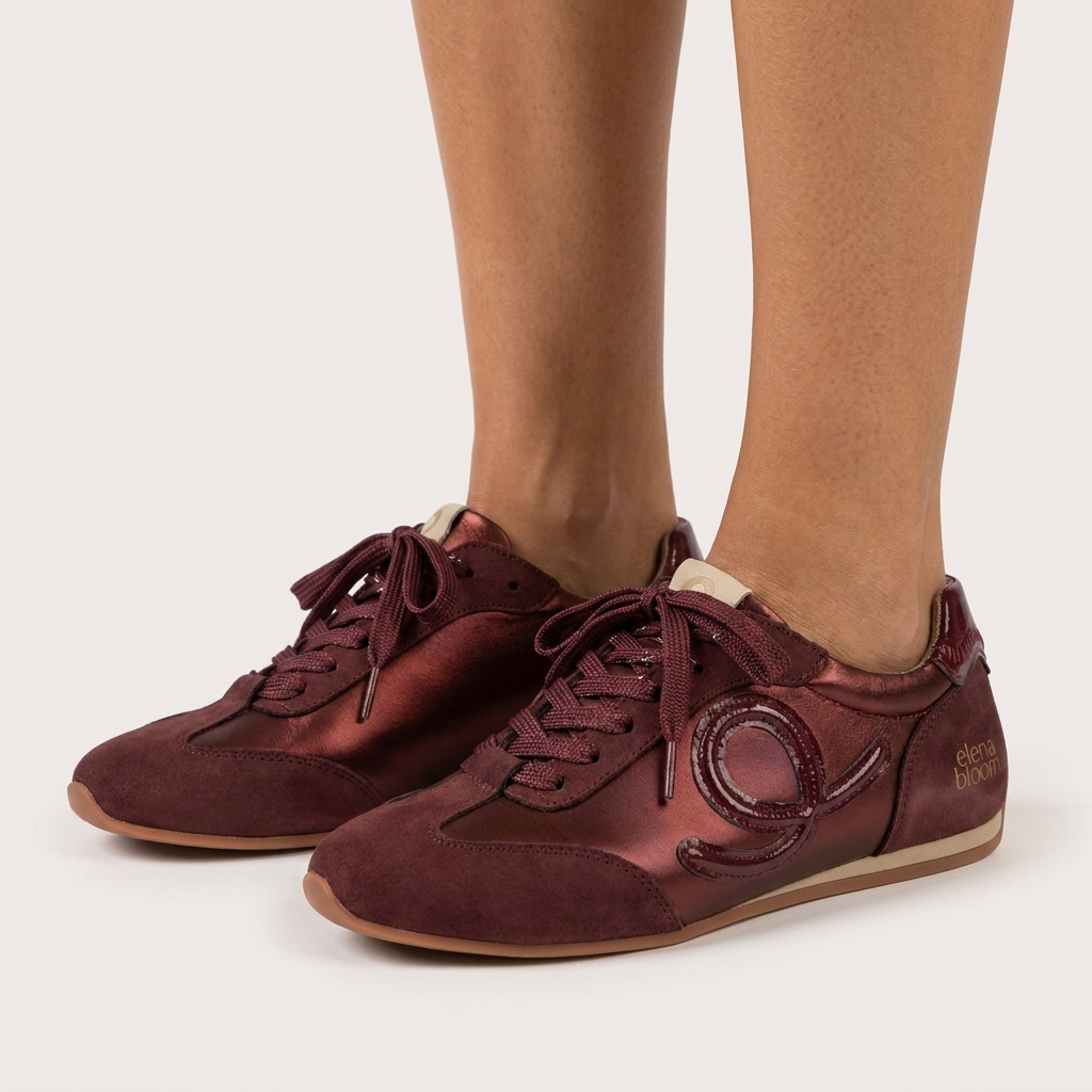 Sapatilhas femininas Elena Bloom bordeaux calçadas, vista frontal dos pés sobre fundo claro, com atacadores e logótipo «e» na lateral