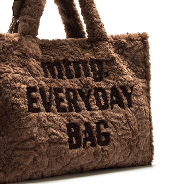 Pormenor da textura em pelo suave castanho e da mensagem frontal mtng. Everyday Bag da Mala Tote Mustang Fey