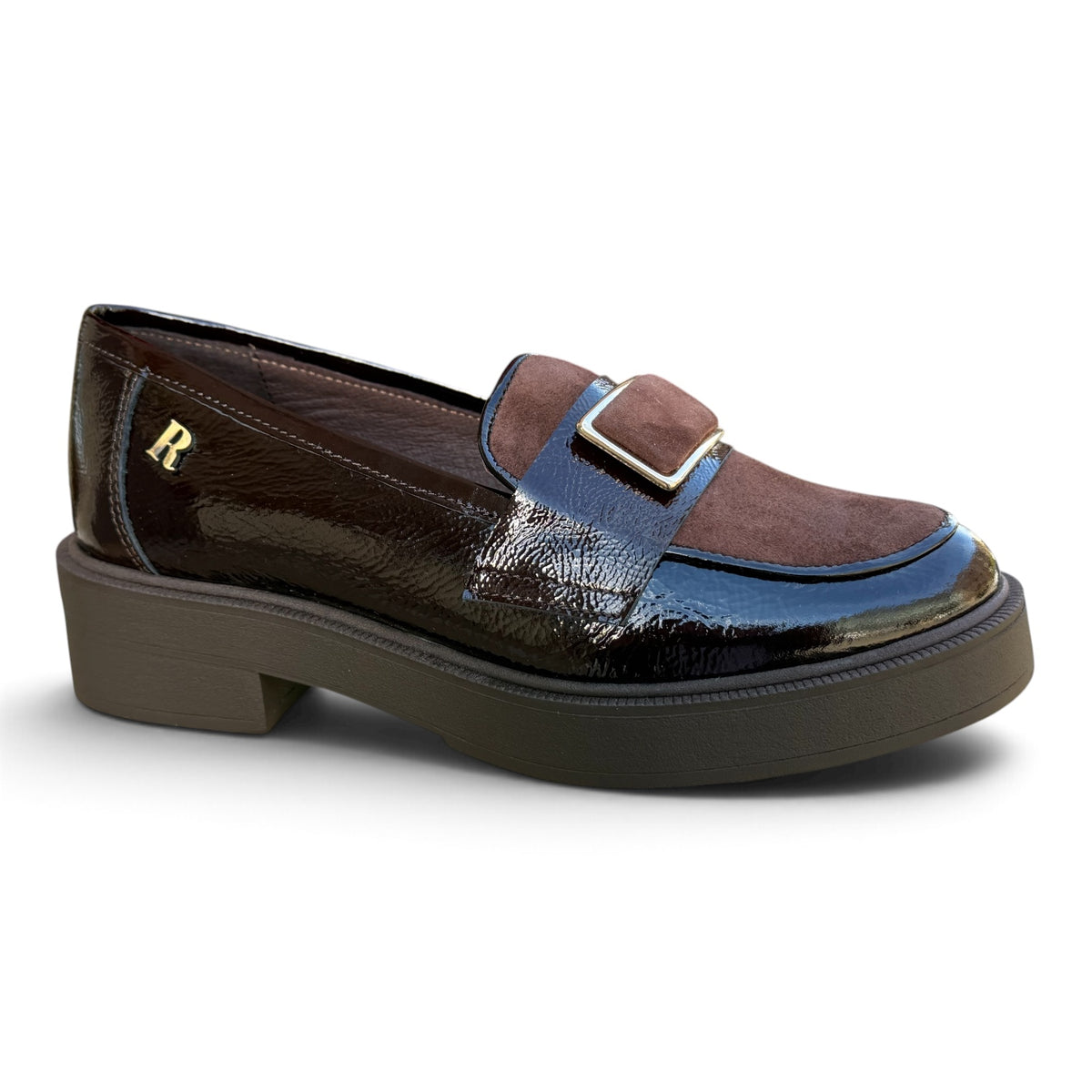 Mocassim Ruika castanho em pele envernizada com espelho em camurça, fivela dourada e logótipo R metálico, packshot em fundo branco