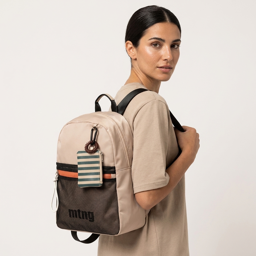 Mulher com a mochila Mustang Dunas bege ao ombro, em fundo de estúdio claro