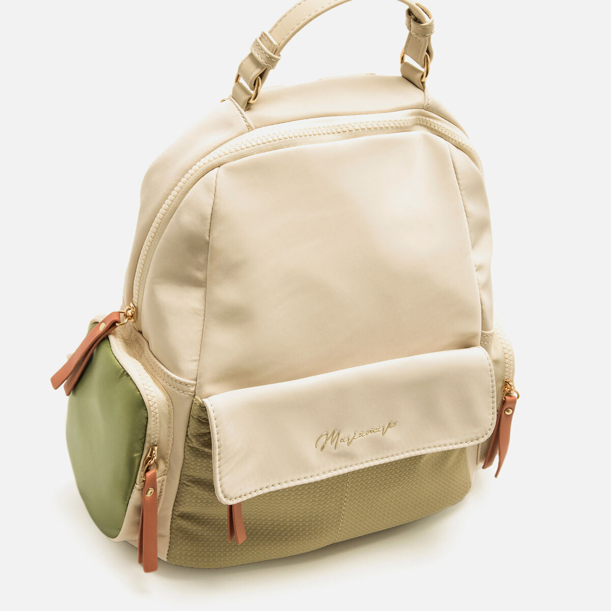 Mochila feminina Mariamare Mover bege com detalhes verde e pêssego, vista de frente na diagonal com aba frontal e bolsos laterais.