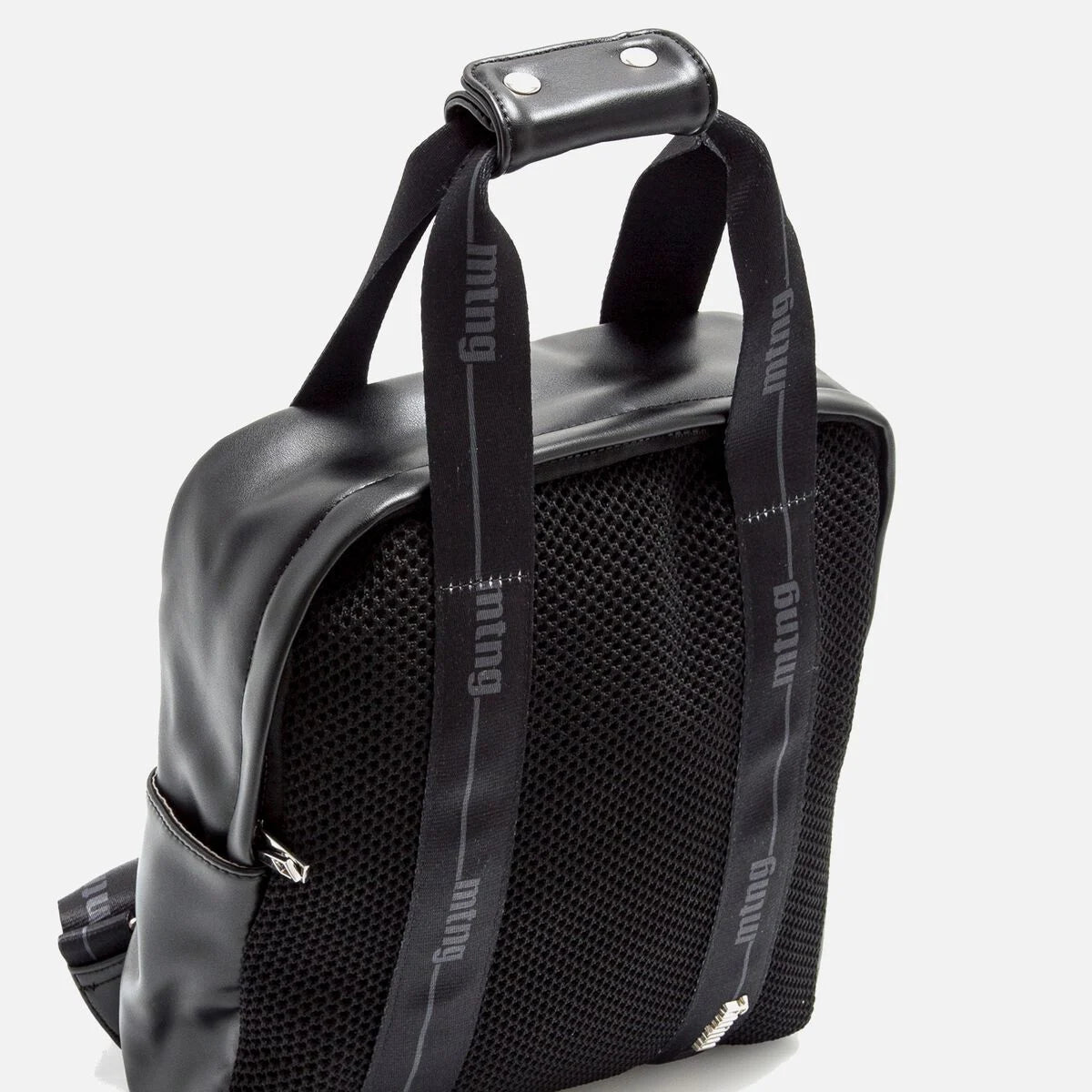 Detalhe do fecho e bolso frontal da mochila feminina Mustang Mura preta