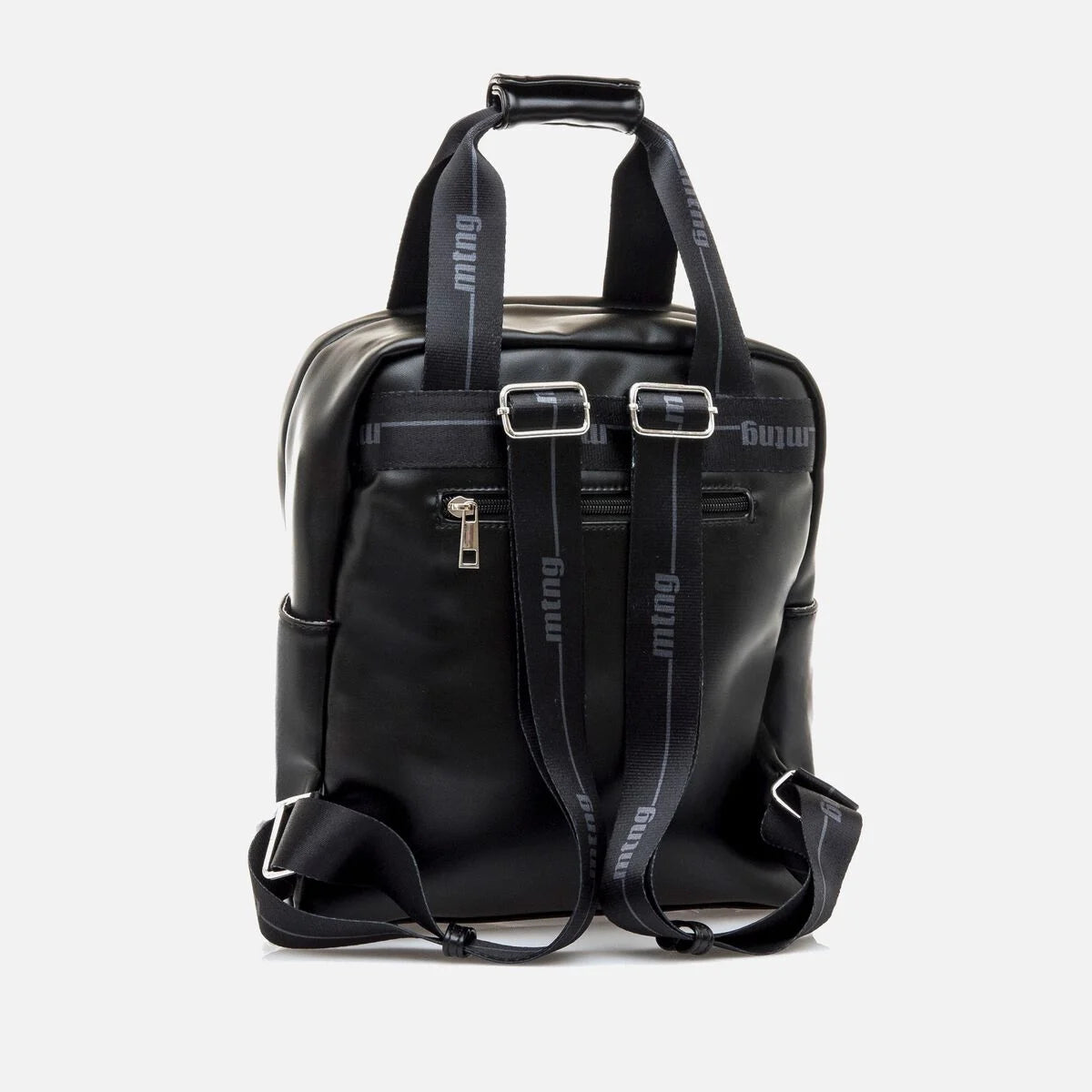 Mochila Mustang Mura preta — vista lateral com alças ajustáveis