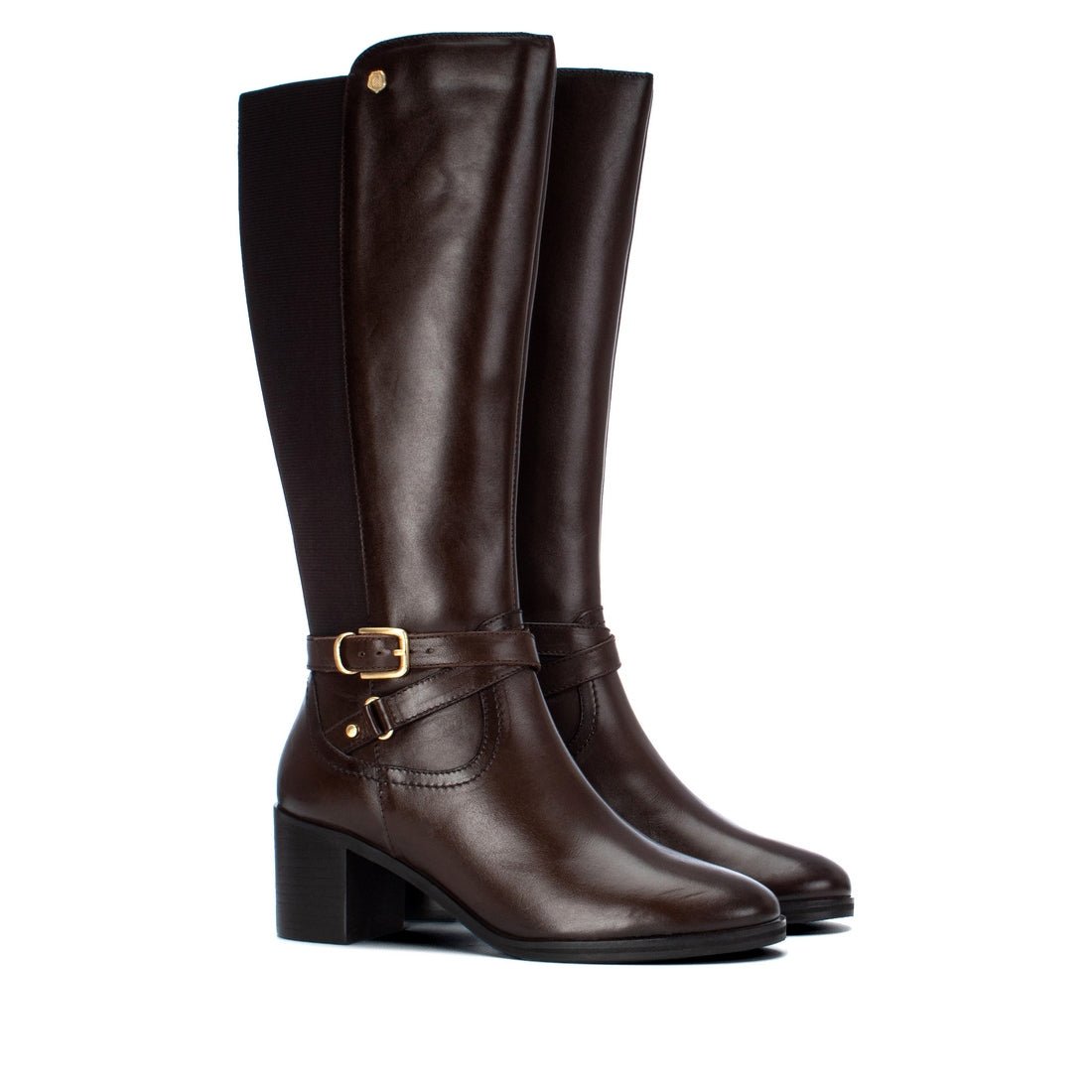 Bota Carmela em pele castanha com fivela decorativa em metal dourado, par em vista frontal em ângulo