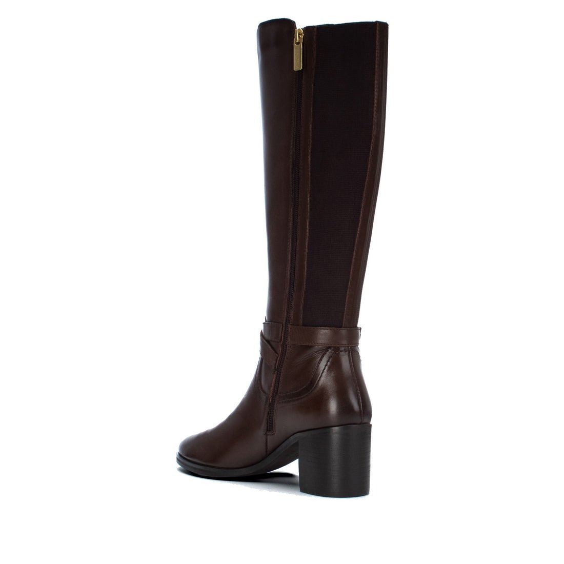 Bota Carmela em pele castanha com fivela decorativa em metal dourado, lado interior com fecho de correr