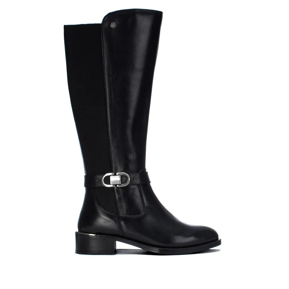 Bota Carmela em pele preta com fivela metálica prateada, vista lateral com banda elástica exterior
