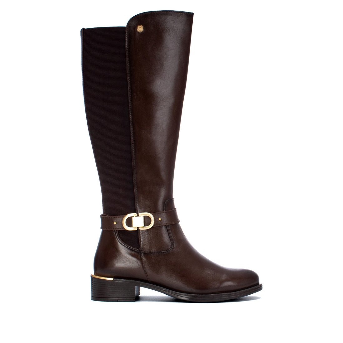 Bota Carmela em pele castanha com adorno metálico dourado, vista lateral