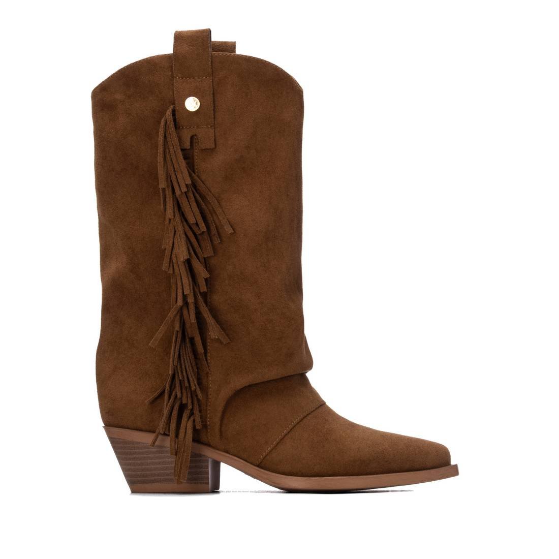 Bota texana XTi camel em antelina com franjas laterais, vista lateral