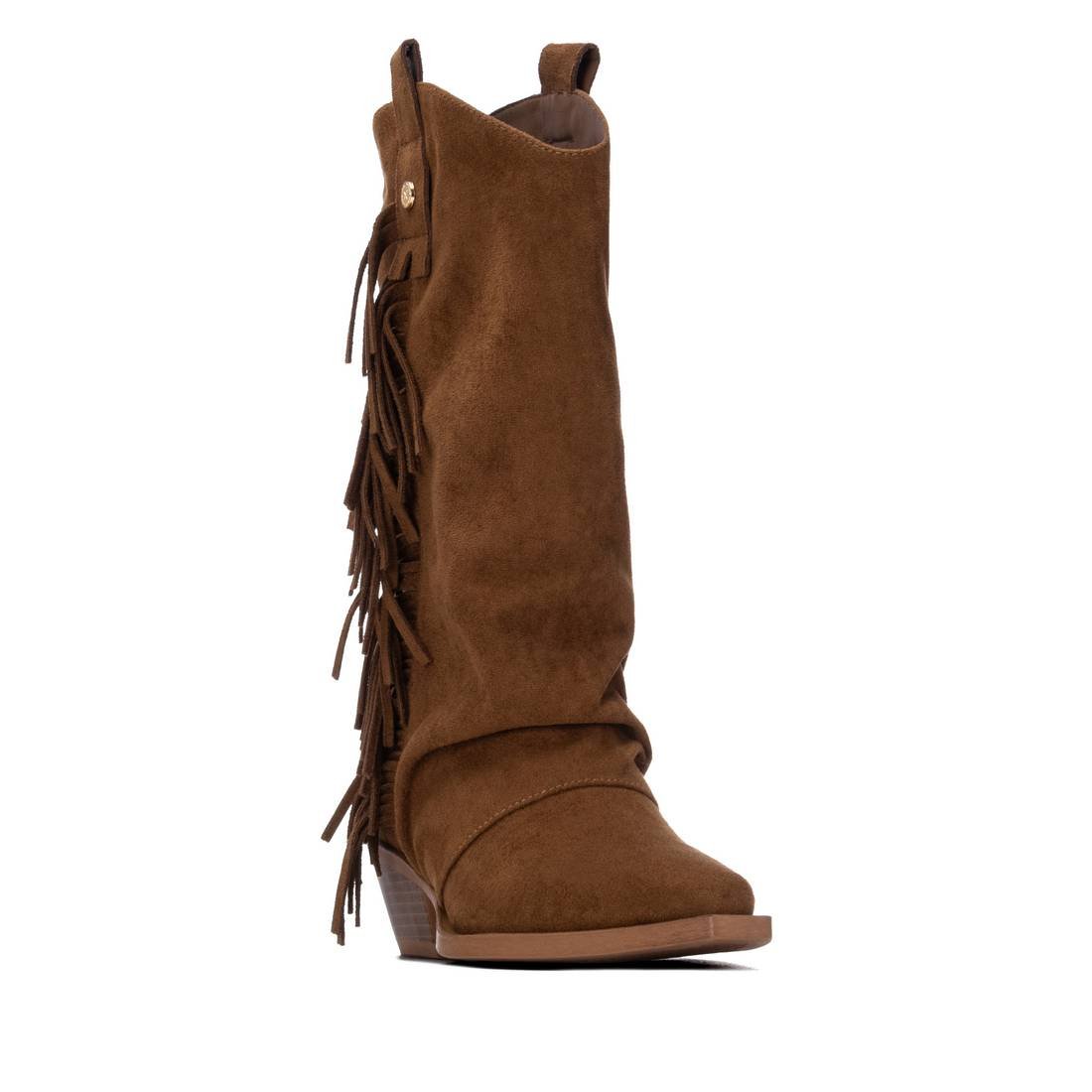 Bota texana XTi camel em antelina com franjas laterais, vista frontal em ângulo