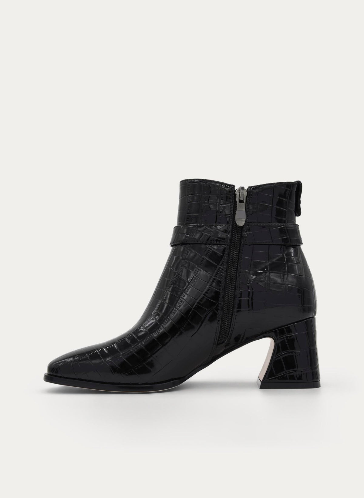 Botim Azarey preto efeito croco visto de lado, com fecho de correr e salto largo