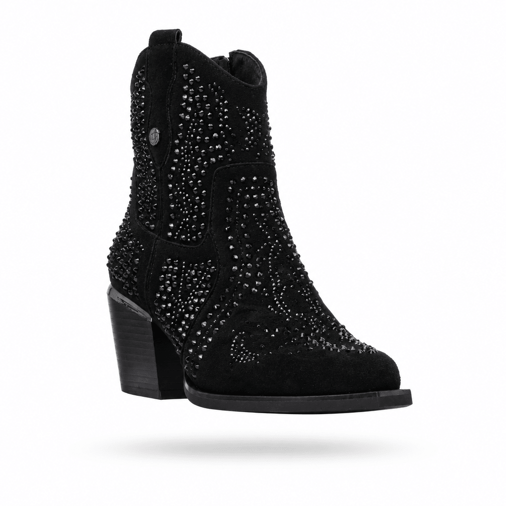 Botim texano XTi preto em antelina com pedraria decorativa e tacão de 7 cm, packshot em levitação sobre fundo branco