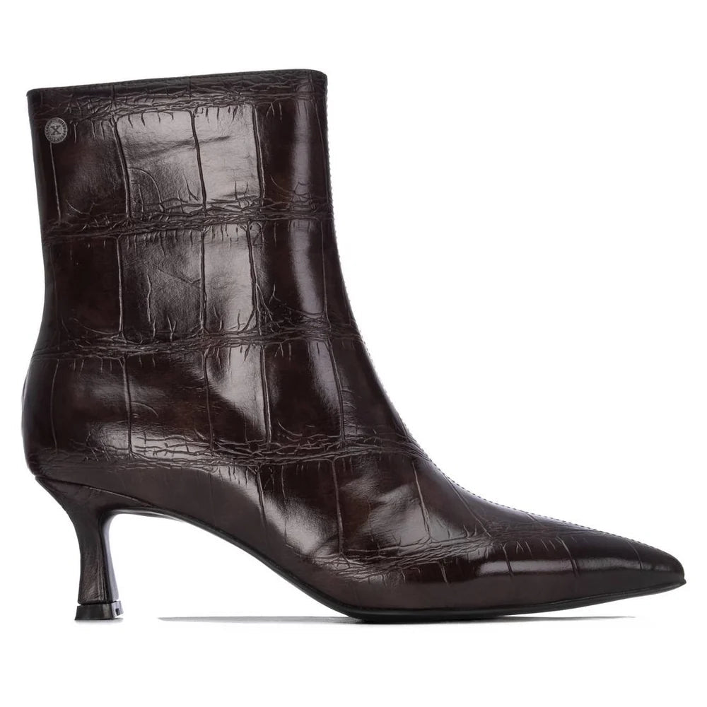 Botim XTi castanho efeito croco, vista lateral com tacão taça de 6 cm e bico fino
