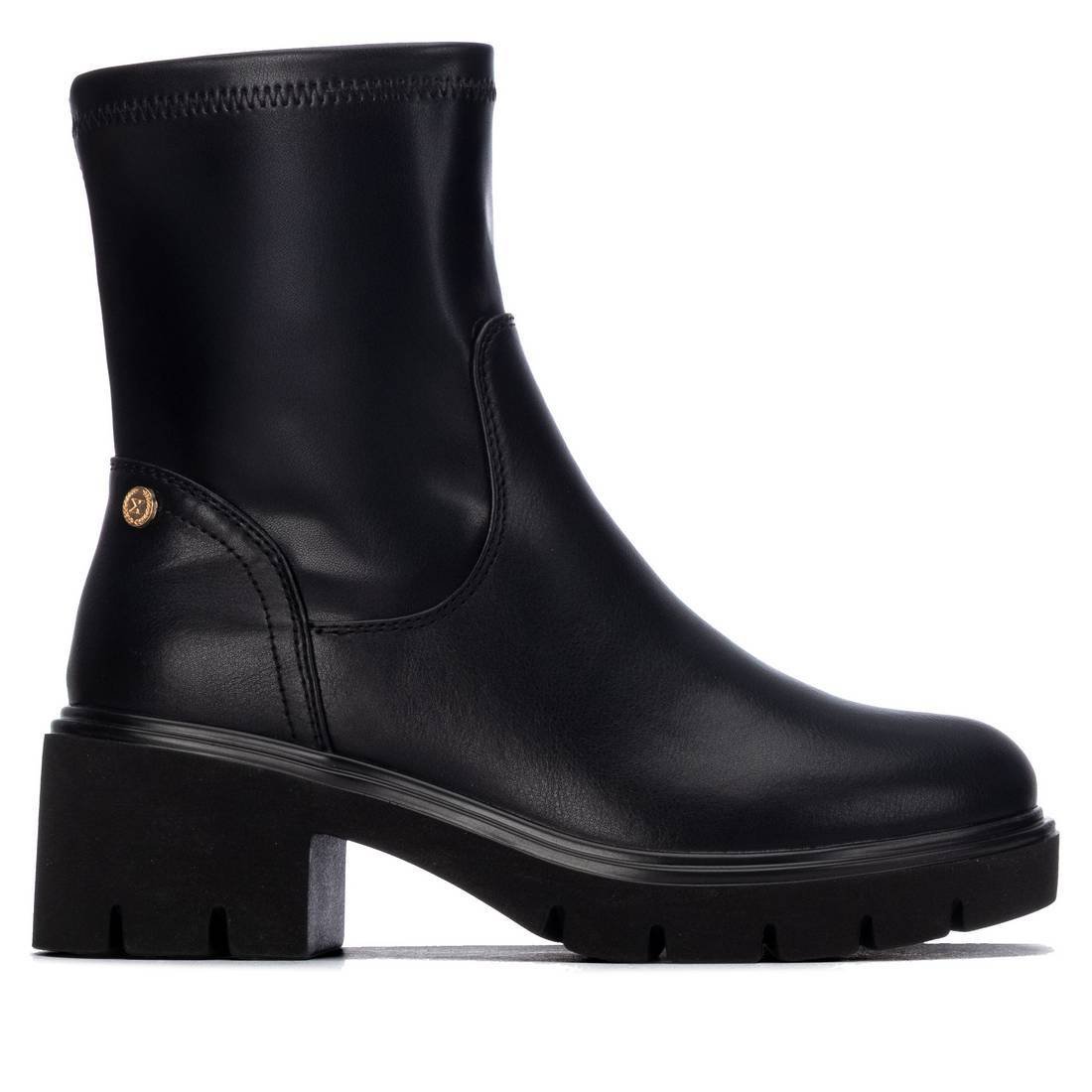 Botim XTi preto com sola track, vista lateral com detalhe do logótipo