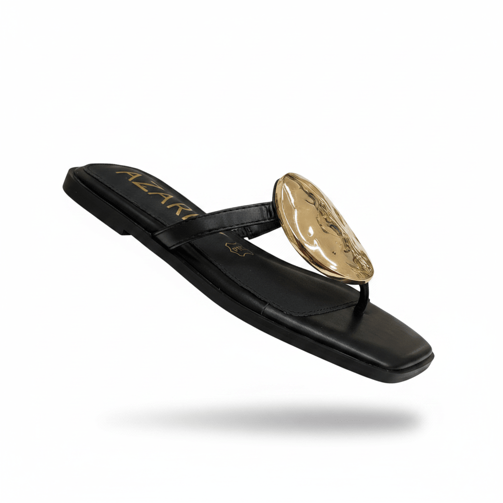 Chinelo preto Azarey com disco dourado metálico, vista lateral em produto isolado
