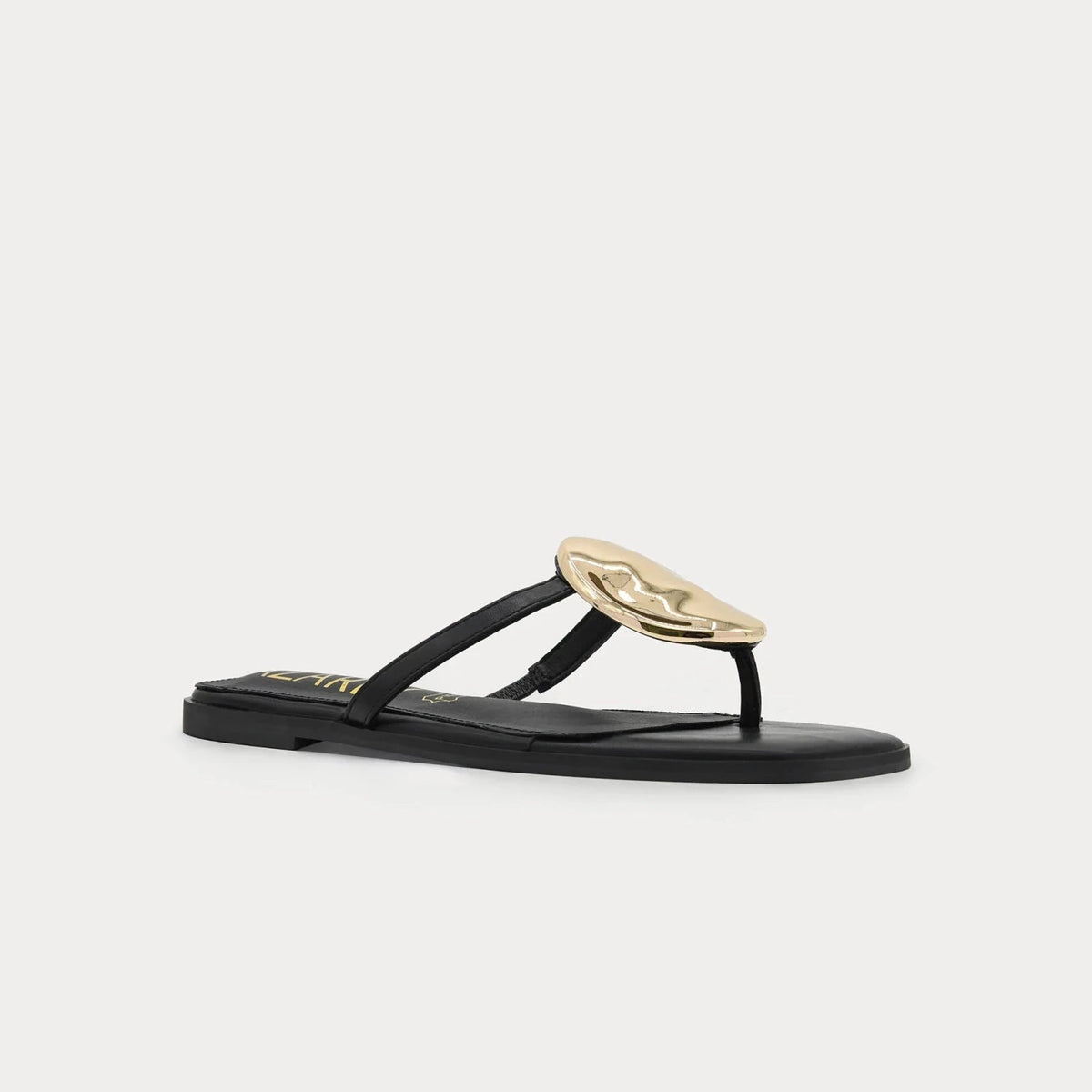 Chinelo preto Azarey com disco dourado metálico, vista lateral em ângulo diferente
