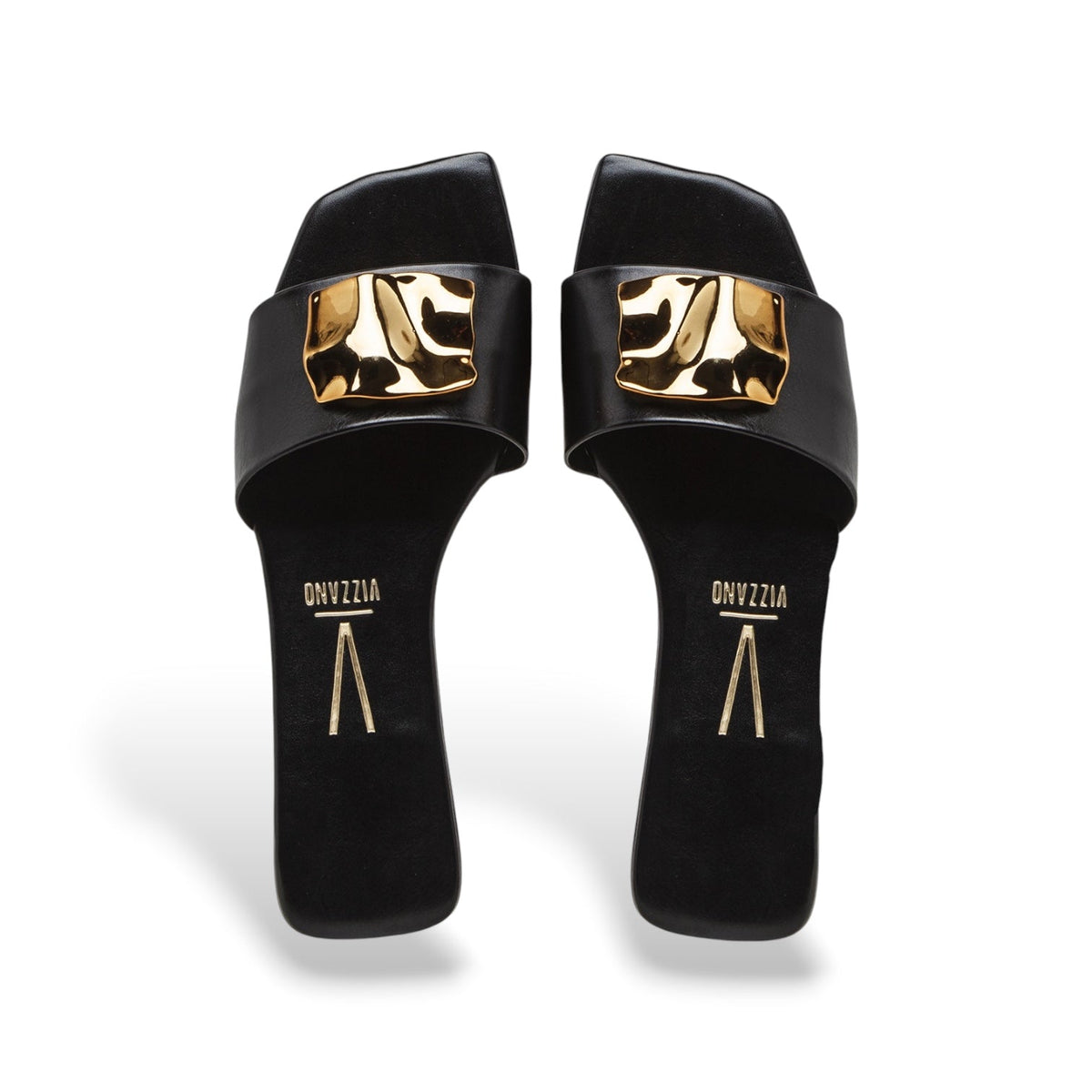 Par de chinelos slide Vizzano pretos — vista superior com marca gravada e detalhe dourado | Roma Pell