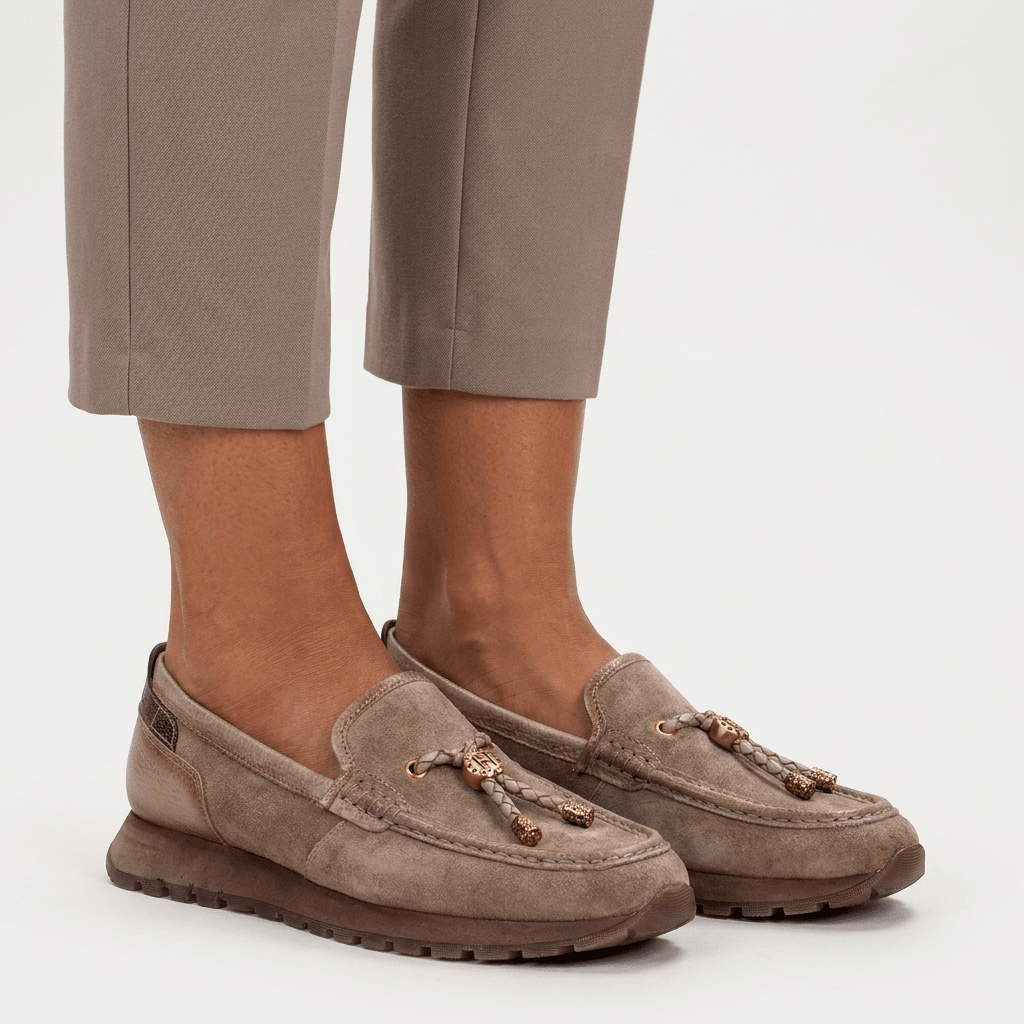 Mocassim Desportivo Oregon em camurça bege, pormenor dos pés calçados, com cordão trançado e sola tipo sneaker