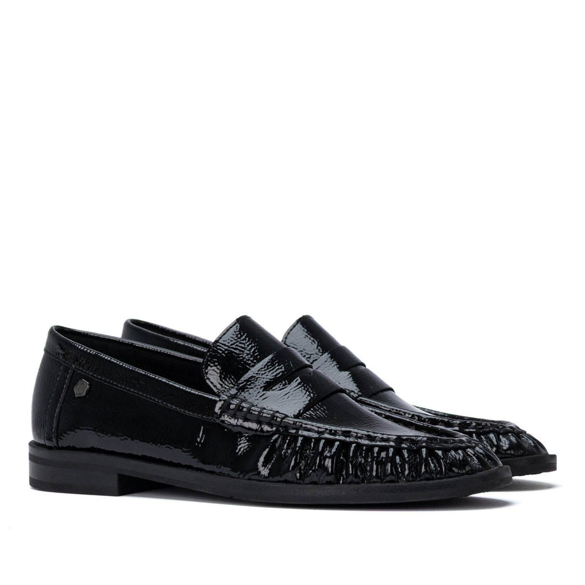 Mocassim em pele envernizada preta, vista lateral, packshot em fundo branco