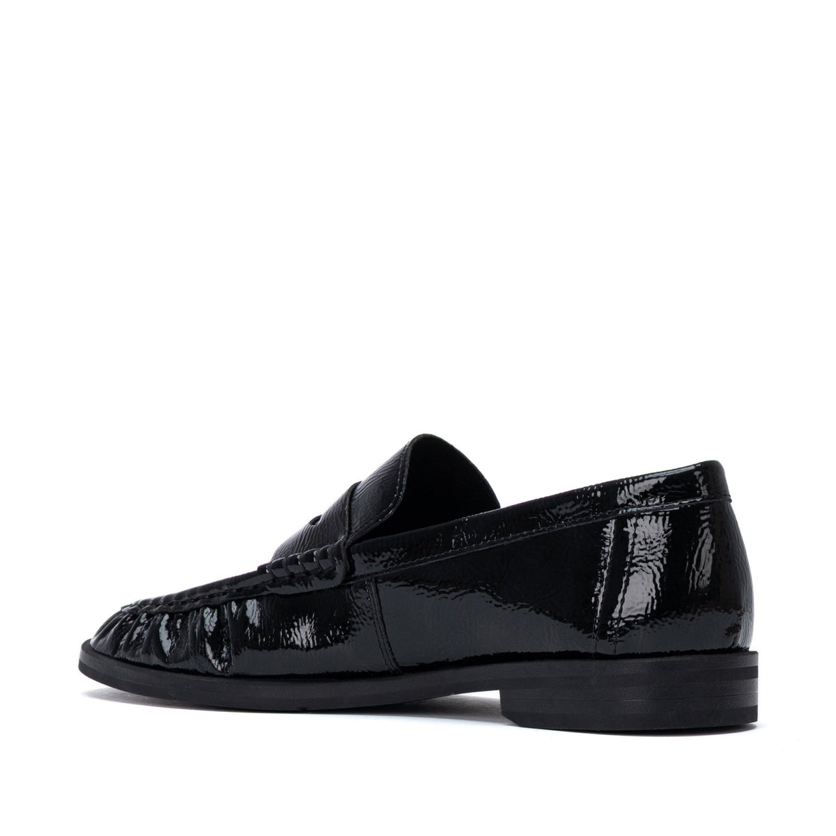 Mocassim em pele envernizada preta, vista em ângulo, packshot em fundo branco