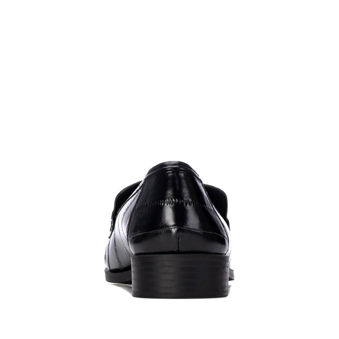 Mocassim Xti preto visto por trás, com tacão baixo e largo
