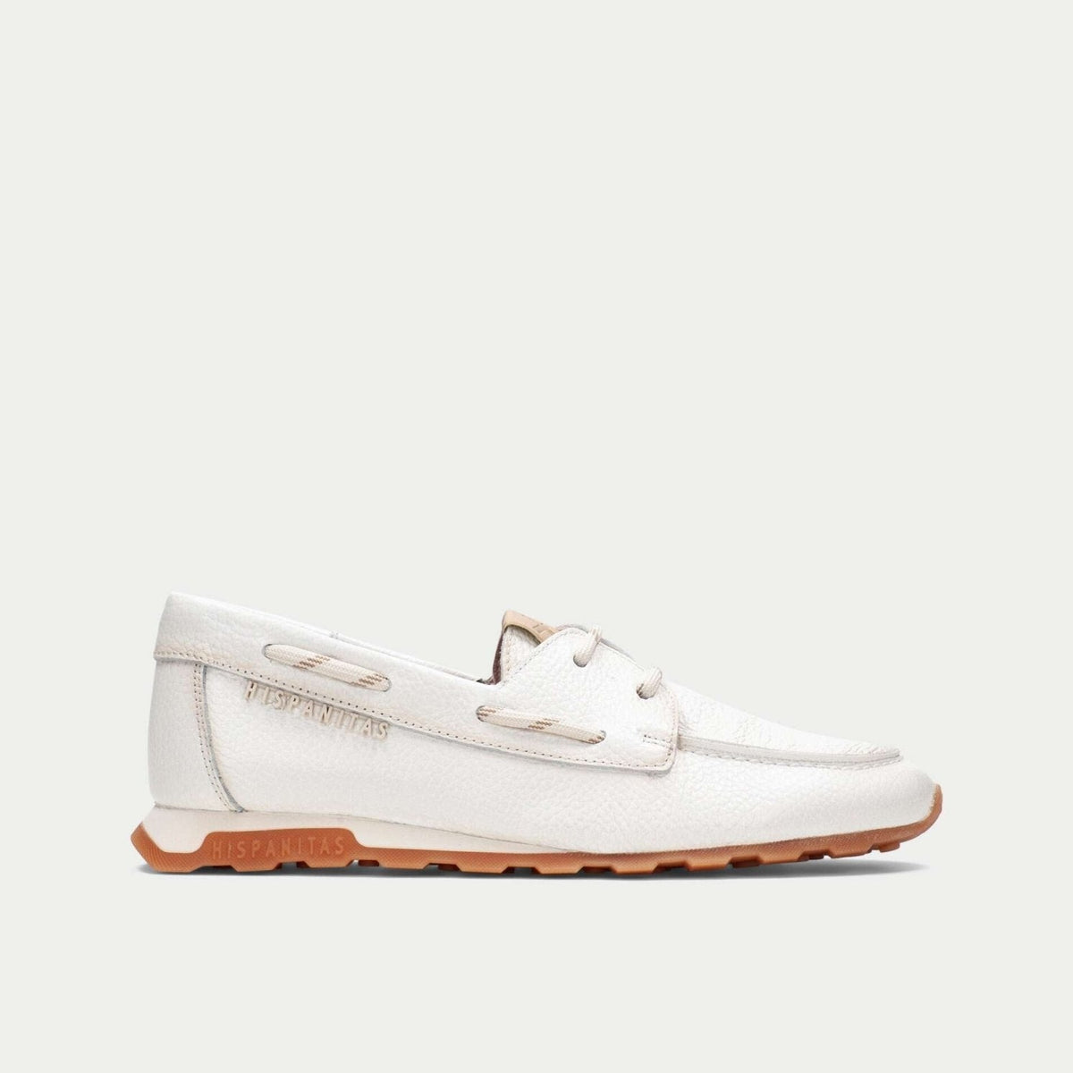 Mocassim Hispanitas Zinnia branco, vista lateral, com atacadores náuticos e sola em castanho caramelo.