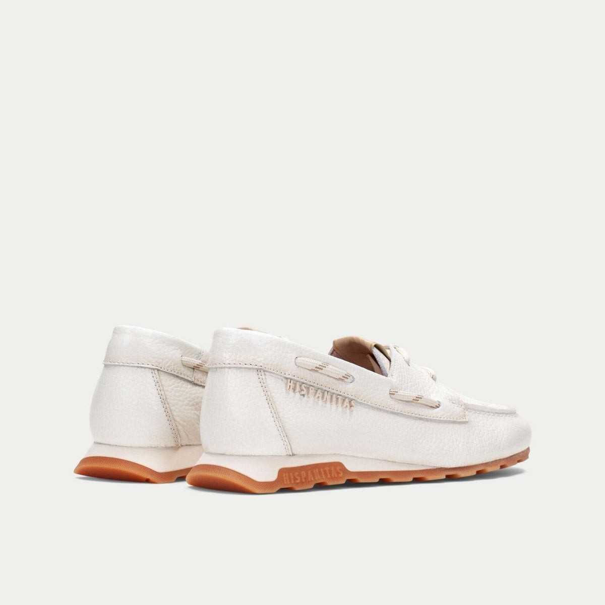 Par de Mocassins Hispanitas Zinnia brancos, vista traseira, com logótipo Hispanitas na sola.