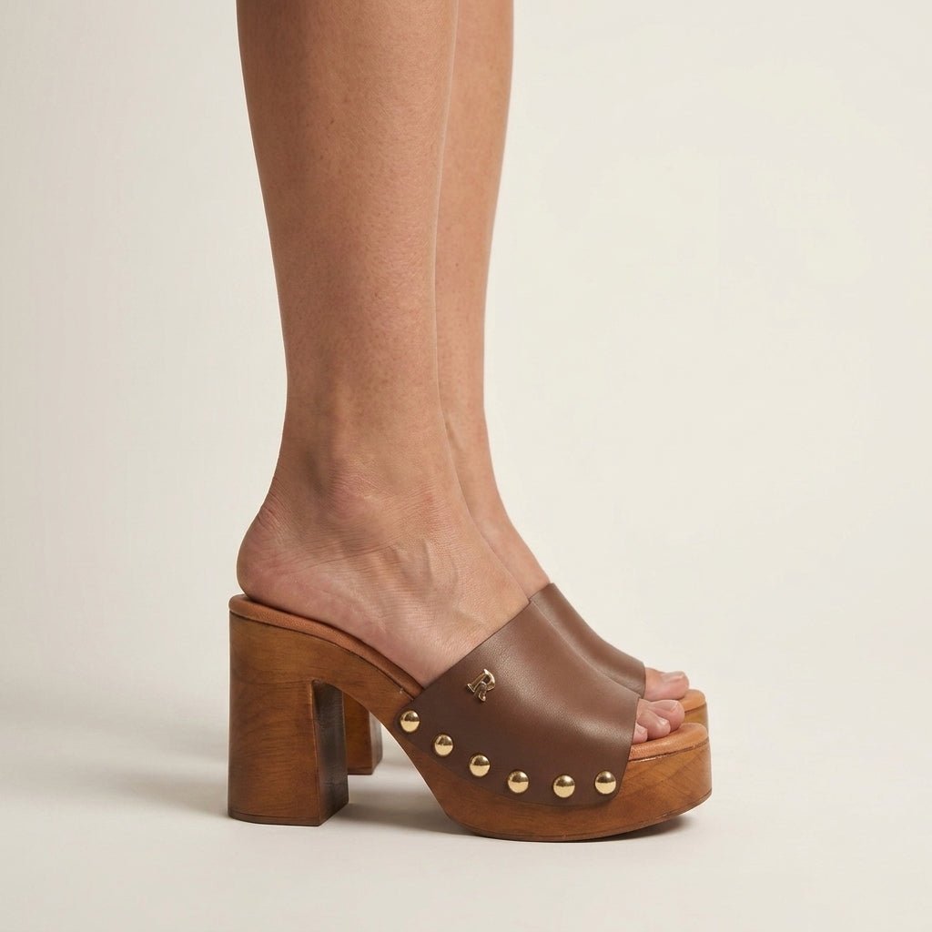 Mule Ruika Bloco Compensado em Pele Camel com Tachas Douradas - Roma Pell