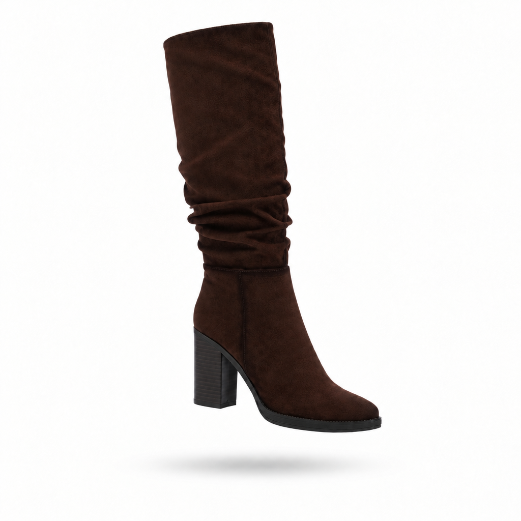 Bota XTi castanha-escura em antelina, de cano alto franzido e tacão largo de 9 cm, em packshot de levitação sobre fundo branco