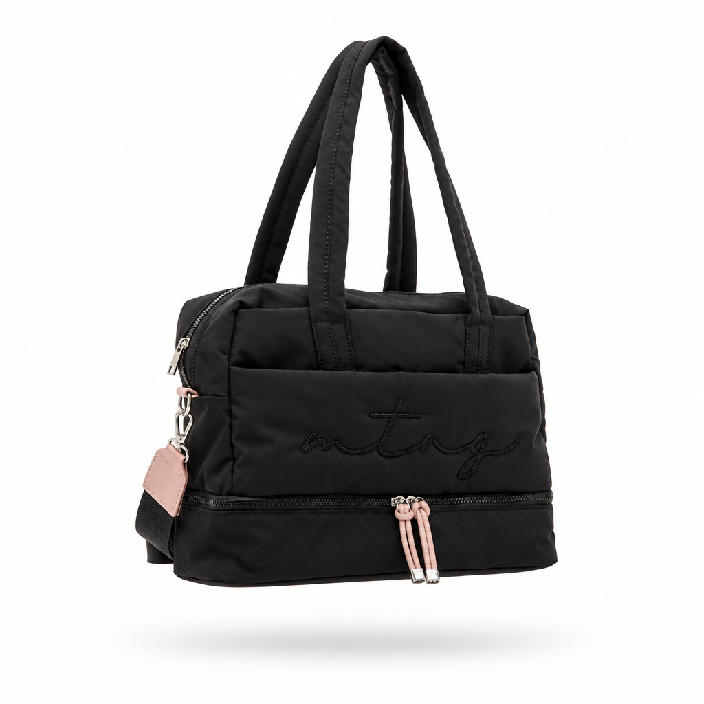 Mala shopper Mustang Ansu preta acolchoada em fundo branco, vista 3/4 com logotipo mtng bordado e fechos rosa