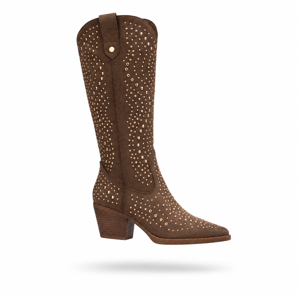 Bota texana XTi taupe em antelina com tachas metálicas, packshot em levitação, vista lateral