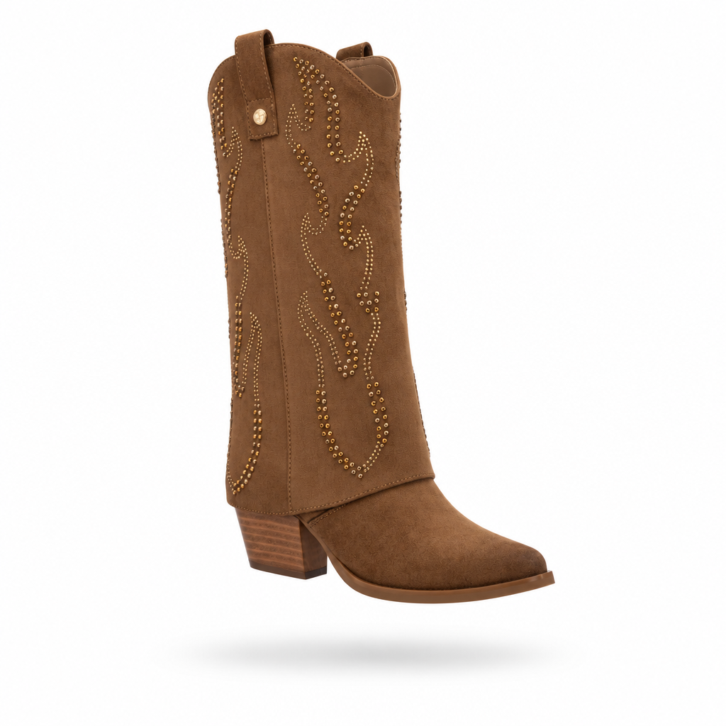 Packshot da bota texana XTi taupe em antelina com tachas douradas, em levitação sobre fundo branco