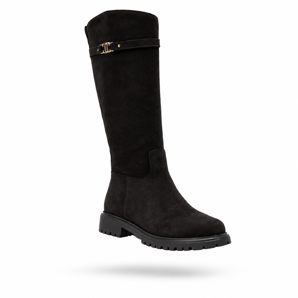 Packshot em levitação da bota cavaleira Carmela em camurça castanha, de cano alto, com tira e detalhe metálico e sola tratorada