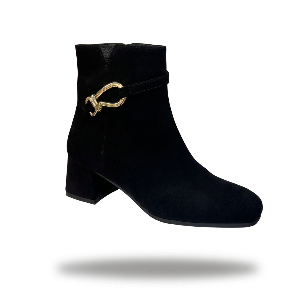 Botim Turtle preto em camurça com laço dourado decorativo e biqueira quadrada, em packshot sobre fundo branco