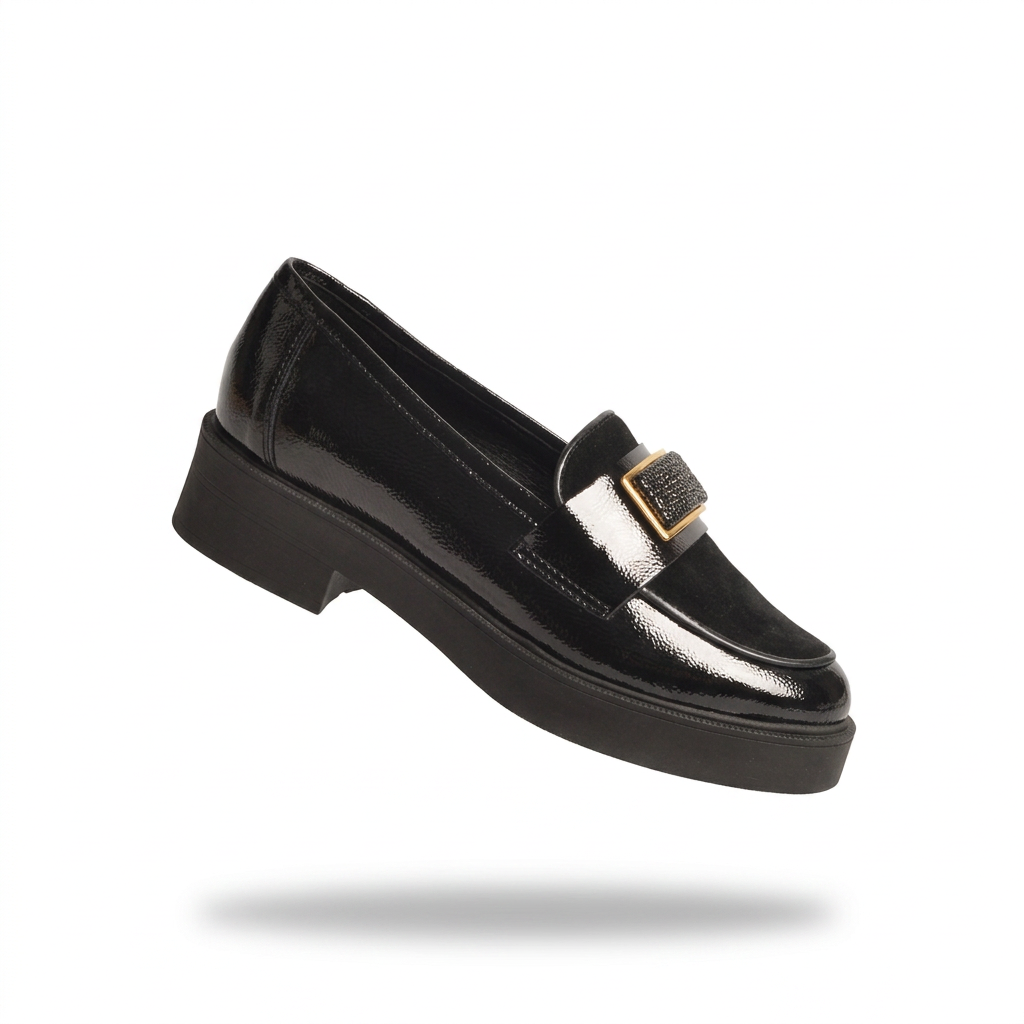 Mocassim Ruika preto em pele envernizada com espelho em camurça e fivela dourada, packshot em levitação sobre fundo branco